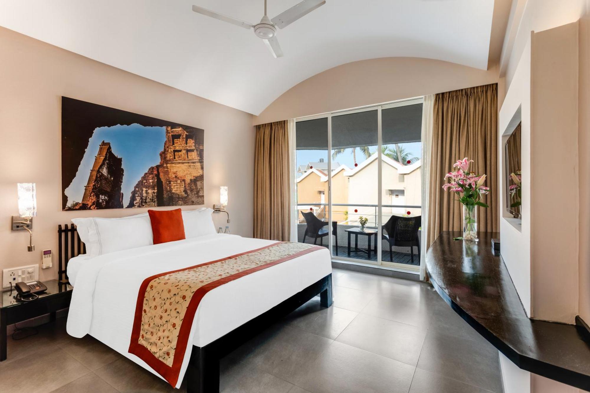 Whispering Palms Beach Resort Candolim Exterior foto